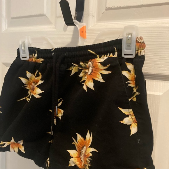 Juniors Size Small Forever 21 Black and Yellow Sunflower Shorts - Picture 3 of 7